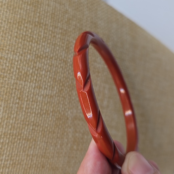Vintage Carved Bakelite Bangle Bracelet - Picture 7 of 8